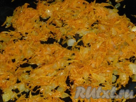 Обжарить морковку с луком на среднем огне, помешивая, до мягкости овощей (минут 7-8).