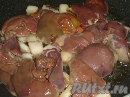 К слегка подрумянившемуся салу выложить печёнку.