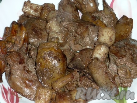 Обжаривать куриную печень на среднем огне минут 8-10 (до готовности), посолить и поперчить по вкусу. Главное - печёнку не пережарить, иначе домашний паштет будет сухим. Для того чтобы проверить готовность, разрежьте кусочек печёнки, если в разрезе нет примесей крови, значит печень полностью готова и можно снимать с огня. Готовую жареную куриную печень с салом переложить со сковороды на тарелку, дать немного остыть.