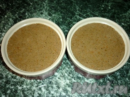 Выложить домашний печёночный паштет в одну или несколько формочек, поверхность разровнять ложкой.