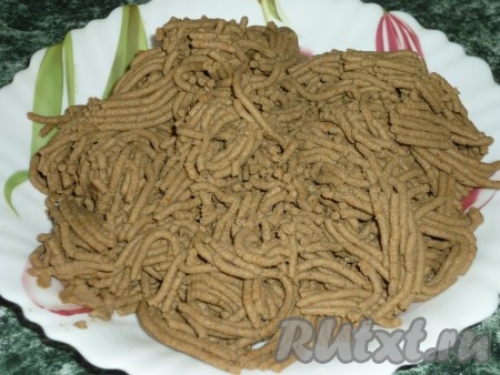 Пропустить куриную печень с салом и обжаренные овощи два раза через мясорубку. С помощью специй довести печёночный паштет до желаемого вкуса.