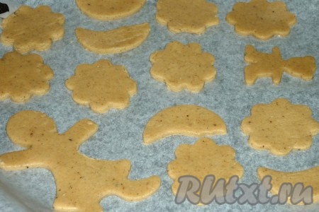 Духовку разогреть до температуры 180 градусов. Имбирное печенье выложить на противень, застеленный пергаментом.