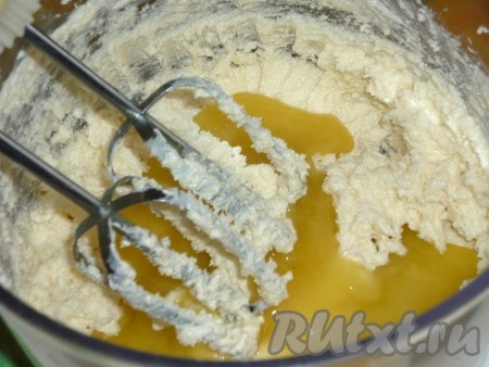 Добавить мёд, взбить миксером.