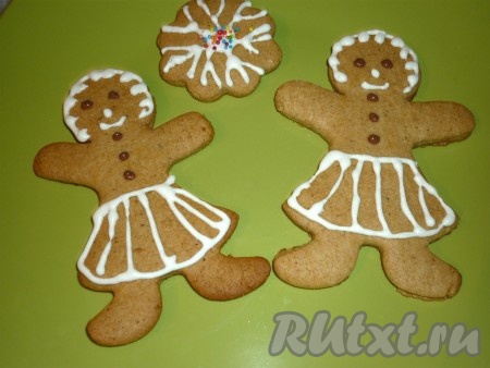 Пока глазурь не застыла, сразу нанести кондитерскую посыпку. Шоколад растопить на водяной бане и тоже нанести на печенье (например, растопленным шоколадом я нарисовала глазки &nbsp;и&nbsp;пуговицы).