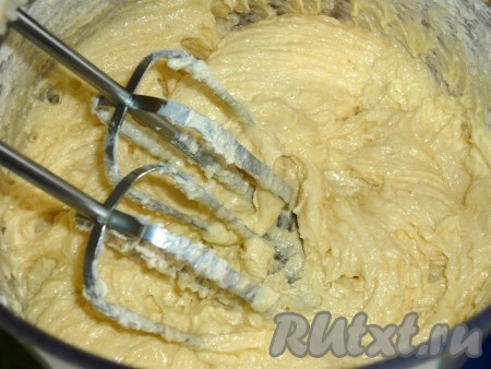 Хорошо перемешать масляно-медовую смесь миксером.