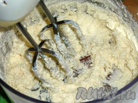 Сливочное масло для приготовления этого печенья нужно достать заранее, чтобы оно согрелось при комнатной температуре и стало мягким. Мягкое сливочное масло переложить в глубокую миску, всыпать к нему сахар, взбить миксером до получения однородной, кремообразной массы.