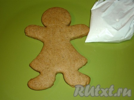 После того как печенье остынет, приготовить глазурь, для этого холодный яичный белок взбить миксером в пену, постепенно добавить сахарную пудру. Взбивать, пока глазурь не станет густой и тягучей. Выложить её в пакет, срезать уголок и украсить печенье.