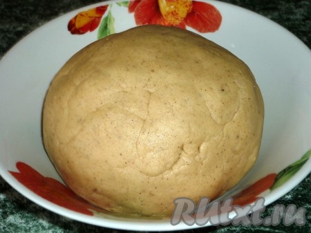 Частями всыпать смесь муки и специй в масляно-медовую смесь, замешивая приятное в работе, мягкое, не липнущее тесто. Завернуть тесто для имбирного печенья в пищевую плёнку и отправить в холодильник на 1 час.