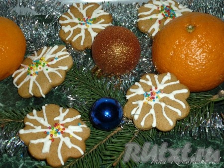 Вкусное, ароматное имбирное печенье, приготовленное с добавлением мёда и корицы, станет украшением праздничного чаепития. Такая выпечка несомненно понравится не только детишкам, но и взрослым!