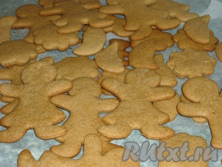 Готовое печенье аккуратно переложить с противня и полностью остудить.