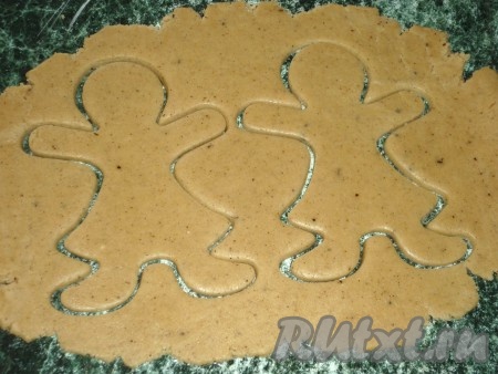 На присыпанной мукой поверхности тесто раскатать в пласт толщиной 0,5 сантиметра. Формочкой для печенья вырезать фигурки.