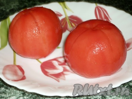 На каждом помидоре сделать надрез крест-накрест и ошпарить кипятком, а затем сразу же выложить в миску с холодной водой и снять кожицу. Лук и чеснок почистить.
