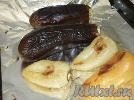 Достать перцы и баклажаны из духовки, дать немного остыть.
