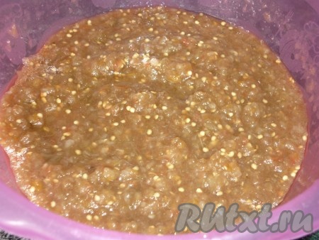 Перемолоть на мясорубке помидоры, запечённые перцы и баклажаны, очищенные чеснок и лук. Добавить по вкусу подсолнечное масло и соль, перемешать, охладить икру в холодильнике.