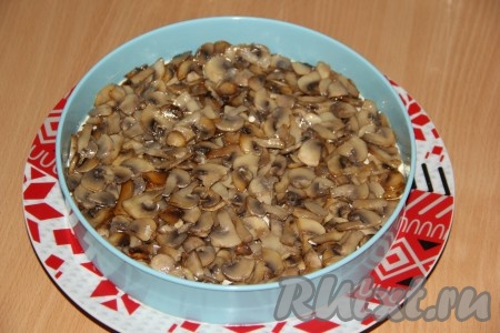 Выложить грибы поверх грудки и разровнять. 