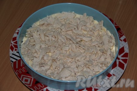 Куриную грудку мелко нарезать или порвать на волокна. Выложить грудку поверх картофеля, разровнять, немного посолить и смазать майонезом.