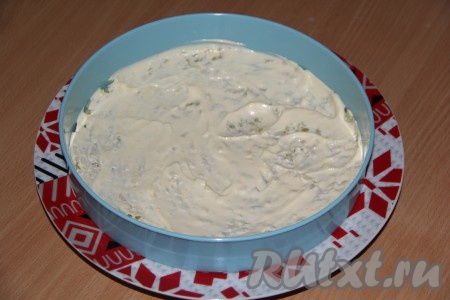 Куриное филе, картофель, морковь, яйца сварить до готовности и остудить. Приготовить плоскую тарелку и бортик для формирования салата. Картофель почистить, натереть на крупной тёрке и выложить первым слоем. Немного посолить и смазать майонезом.