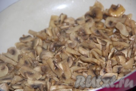 Обжарить грибы на сковороде в течение 15 минут.
