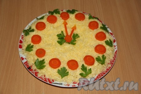 Украсить салат зеленью и нарисовать майонезом цифры.