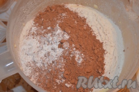 Затем добавить сметану и ещё раз взбить миксером до однородности. Всыпать муку, крахмал (крахмал делает тесто более пористым), какао и разрыхлитель, перемешать миксером тесто до однородного состояния.