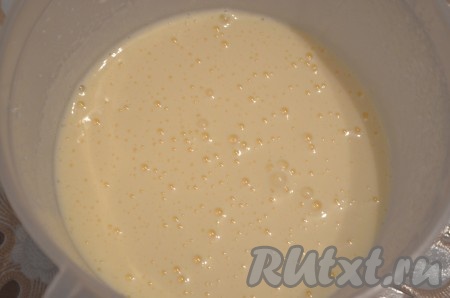 Взбить яйца с сахаром в течение 7 минут миксером на средней скорости. Масса должна побелеть и увеличиться в объёме.