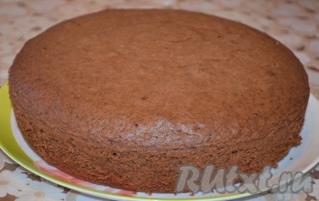 Готовый бисквит аккуратно достать из чаши мультиварки и остудить.