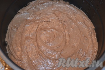 По консистенции тесто должно напоминать густую сметану. Выложить сметанное тесто в чашу мультиварки, предварительно смазанную маслом, разровнять, закрыть крышку. Выпекать бисквит на режиме мультиварки "Выпечка" до готовности (у меня он выпекался 40 минут). Мощности мультиварок бывают разными, поэтому по окончании режима проверьте готовность, проколов бисквит сухой спичкой, если после прокола на спичке не будет следов теста, значит можно доставать бисквит из чаши мультиварки. Если же бисквит ещё не готов, тогда нужно закрыть крышку мультиварки и увеличить время приготовления на режиме "Выпечка".