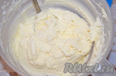 Для приготовления крема нужно взбить миксером сливочное масло комнатной температуры с сахаром до однородности. Затем добавить сметану и перемешать крем ложкой до однородности.