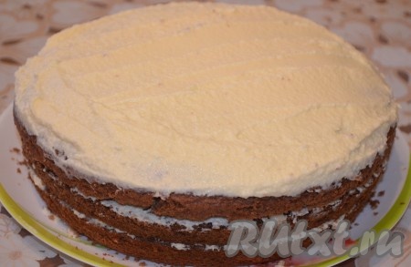 Сложить друг на друга смазанные коржи. Украсить торт по вкусу. Я украсила верх торта кондитерской посыпкой.