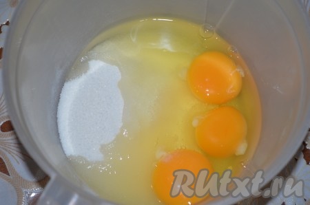 Вначале замесим тесто, для этого в чашу, удобную для взбивания, нужно насыпать сахар и разбить яйца.