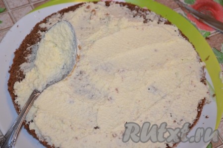 Промазать все коржи торта кремом из сметаны и масла.