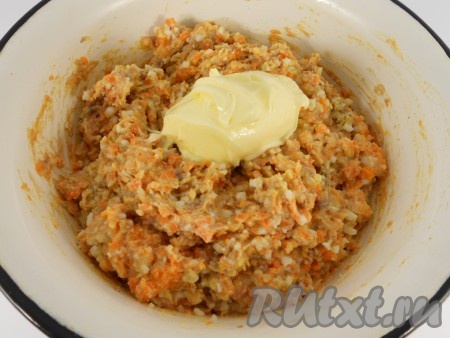 В эту же миску выложить сливочное масло комнатной температуры, тщательно перемешать (до однородности).