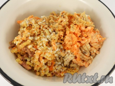 Сельдь, морковь, яйца пропустить через мясорубку в глубокую миску. Я готовила с плавленным сырком, поэтому тоже пропустила его через мясорубку в эту же миску. Если вы возьмёте пастообразных плавленный сыр, тогда его нужно будет добавить в миску с перекрученными селёдкой, морковкой и яйцами, перемешать до однородности.