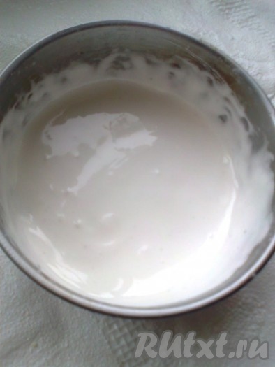 Сгибаем в виде подковы. Выпекаем печенье в разогретой до 180 градусов духовке 15-20 минут. Готовим белковую глазурь. Для этого белок взбиваем до мягкой пены, добавляем просеянную сахарную пудру и недолго взбиваем до однородного состояния.