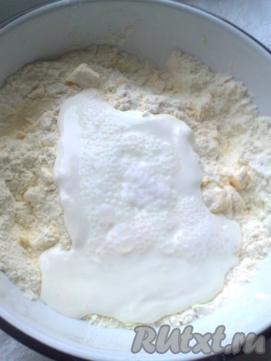 Масло рубим ножом и перемешиваем с мукой. Добавляем сметану, соду, погашенную уксусом.
