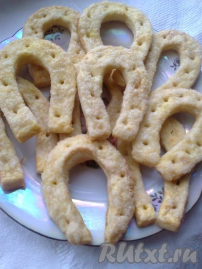 Выпекаем печенье "Счастливая подкова" в духовке, разогретой до температуры 180 градусов, 15-20 минут.
