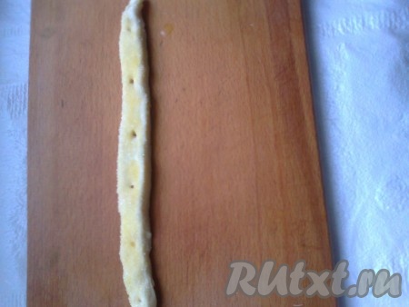 Приготовим 1 вариант печенья "Счастливая подкова".

Раскатываем одну часть теста. В каждой полоске делаем дырочки с помощью трубочки для коктейлей. Смазываем полоску желтком, обмакиваем в сахар.
