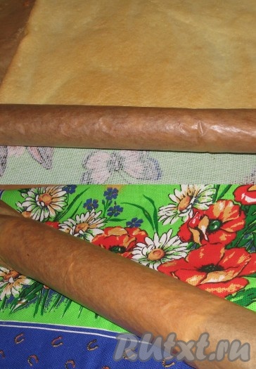 Готовый бисквит достать и горячим свернуть в рулет прямо с пергаментом, завернуть в полотенце и охладить.