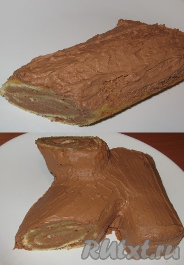 Самый большой кусок рулета выложить на блюдо и хорошенько обмазать кремом, затем сверху и сбоку приставить срезы рулета и тоже аккуратно обмазать кремом, скрывая "швы".
