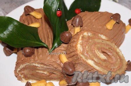 Украсить по желанию: у меня детское печенье - "грибочки", декоративные листочки с божьими коровками. Готовый торт-рулет "Рождественское полено"&nbsp; хорошенько охладить, при подаче произвольно нарезать на порционные кусочки.