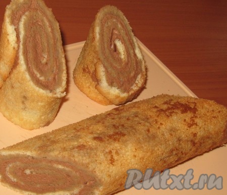 Затем рулет освободить от пергамента и с двух сторон сделать срезы - примерно по 4-5 см (можно прямо, можно под углом).
