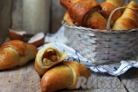 Вот такие аппетитные рогалики в этот раз я испекла из этого сдобное дрожжевого теста на сметане.