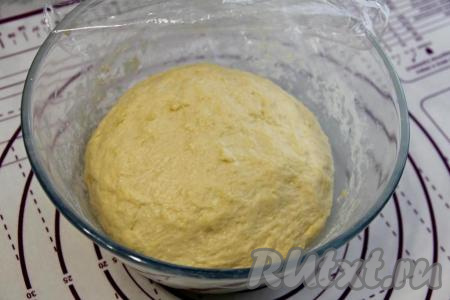 Прикрыть сдобное дрожжевое тесто сверху полотенцем и оставить в миске на 1 час в тёплом месте. Тесто округлится и увеличится вдвое.