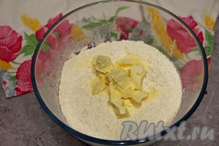 Сперва займёмся опарой. Для этого в небольшую ёмкость нужно влить тёплое молоко, всыпать сухие дрожжи и 1 столовую ложку сахара. Хорошо перемешать опару и оставить на 10-15 минут в тёплом месте. Должна образоваться пышная шапочка, это значит, что дрожжи "заработали". В глубокую миску просеять муку, добавить соль, 1 столовую ложку сахара, перемешать. Холодное сливочное масло нарезать на небольшие кусочки и выложить в миску.