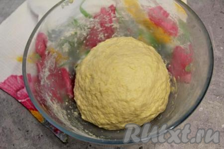 Влить опару и замесить тесто. Сначала смешивать тесто столовой ложкой, а по мере его вымешивания, продолжить уже замес руками. Готовое тесто должно немного липнуть к рукам, но при этом оно должно быть мягким, нежным, приятным в работе. Если тесто будет очень липким, то можно добавить немного муки, и наоборот, если тесто будет слишком плотным, то влейте немного молока (примерно 0,5-1 столовую ложку).