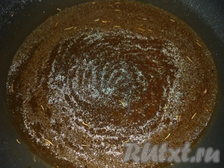 Для приготовления соуса в сковороду, где жарились грудки, влить вино и тушить на среднем огне.