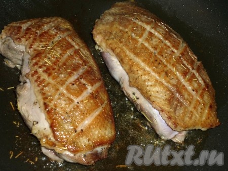 Затем перевернуть и обжарить 3 минуты с другой стороны.