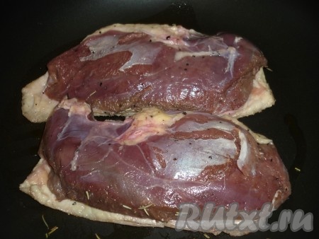 Сковороду хорошо разогреть и добавить оливковое масло. Грудки положить кожей вниз и обжарить 3 минуты.