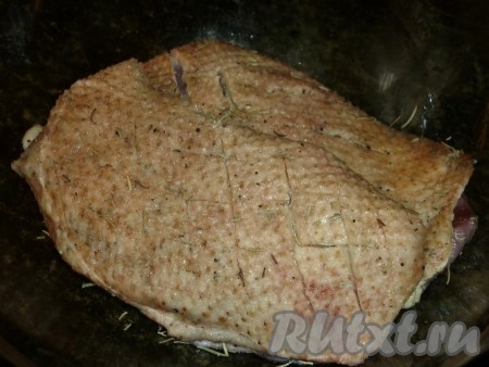 Утиные грудки вымыть, обсушить бумажным полотенцем. На кожице острым ножом сделать надрезы крест-накрест, только так, чтобы не порезать мясо. Натереть солью, перцем и розмарином.
