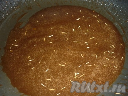 Убрать соус с огня и добавить сливочное масло, мешать пока оно полностью не растворится, посолить и поперчить по вкусу.
